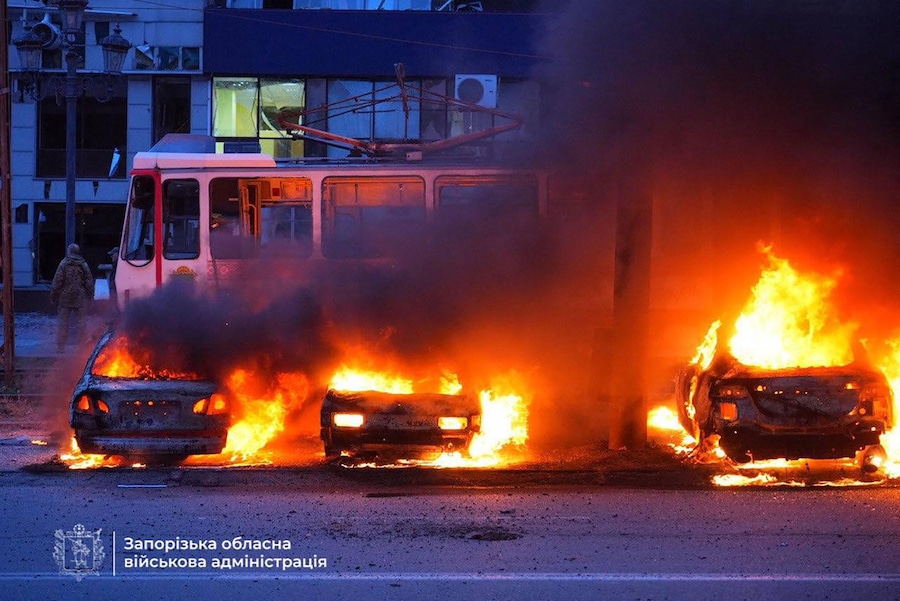 Auto in fiamme a seguito di un attacco russo nella città di Zaporizhia. Foto pubblicata sul canale Telegram ufficiale del capo dell’Amministrazione militare regionale di Zaporizhia Ivan Fedorov. (Foto di Handout / Telegram / @ivan_fedorov_zp / AFP) (AFP)
