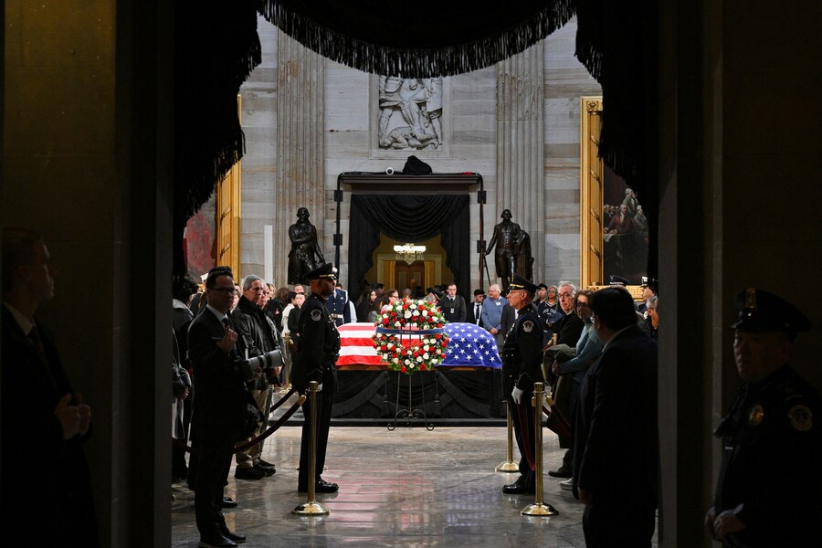 La bara avvolta nella bandiera dell’ex presidente degli Stati Uniti Jimmy Carter, nella sala commemorativa del Campidoglio degli Stati Uniti a Washington. (REUTERS)