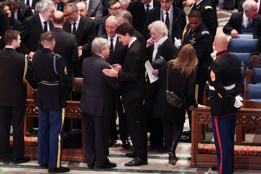 Il segretario generale delle Nazioni Unite Antonio Guterres saluta il primo ministro canadese Justin Trudeau il giorno del funerale di stato dell’ex presidente degli Stati Uniti Jimmy Carter presso la cattedrale nazionale di Washington. (REUTERS)