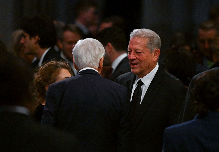 L’ex vicepresidente degli Stati Uniti Al Gore arriva prima dei funerali di stato dell’ex presidente Jimmy Carter. (via REUTERS)