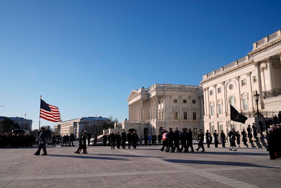 Il trasporto della bara avvolta nella bandiera dell’ex presidente Jimmy Carter dal Campidoglio. (EPA)