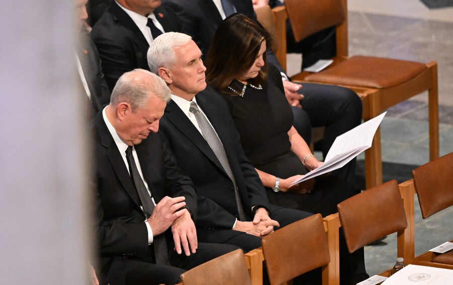 (Da sinistra a destra) L’ex vicepresidente degli Stati Uniti Al Gore, l’ex vicepresidente degli Stati Uniti Mike Pence e sua moglie Karen Pence partecipano al funerale di Stato dell’ex presidente degli Stati Uniti Jimmy Carter presso la Washington National Cathedral a Washington. (AFP)