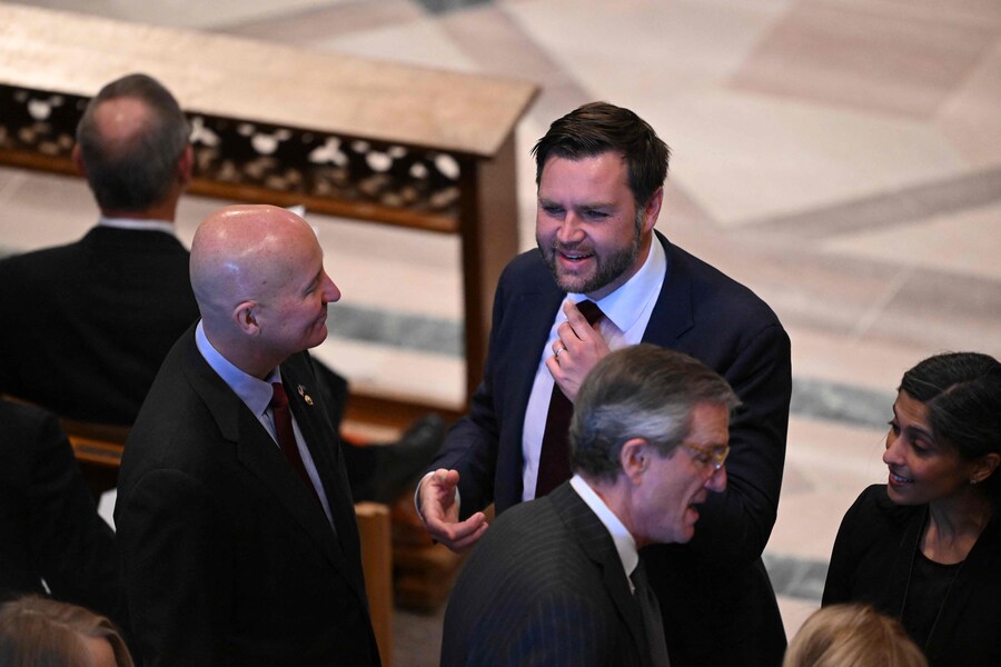 Il vicepresidente eletto degli Stati Uniti JD Vance arriva al funerale di Stato dell’ex presidente degli Stati Uniti Jimmy Carter presso la Washington National Cathedral a Washington. (AFP)