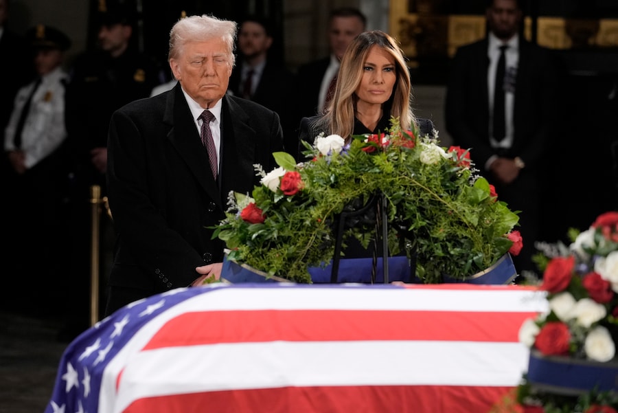Il presidente eletto Donald Trump e sua moglie Melania Trump visitano la bara coperta dalla bandiera dell’ex presidente Jimmy Carter. (APN)