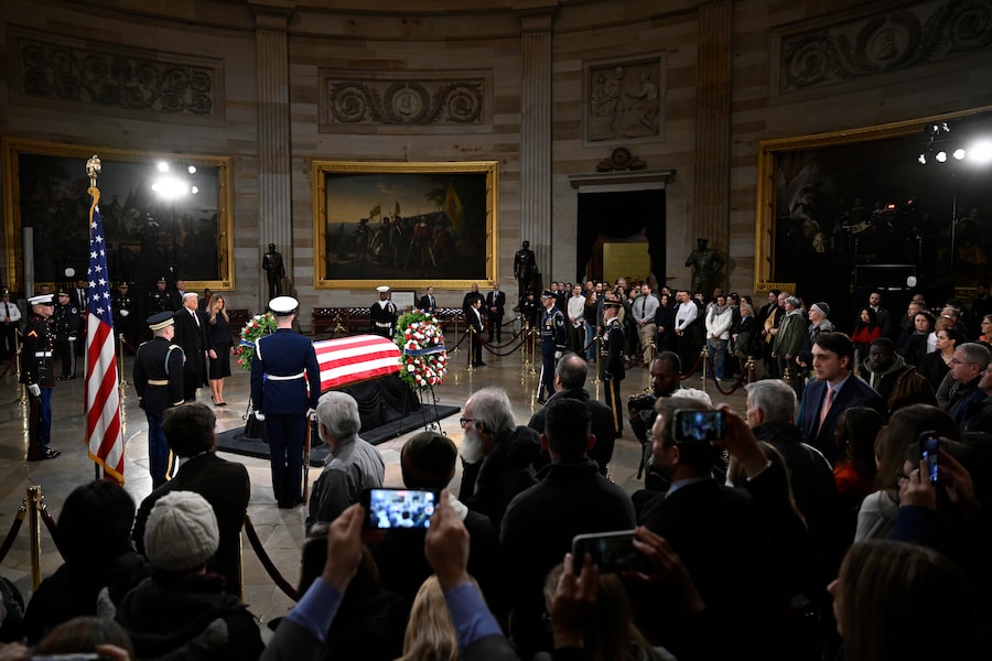 Il presidente eletto Donald Trump e sua moglie Melania Trump visitano la bara coperta dalla bandiera dell’ex presidente Jimmy Carter. (Associated Press/LaPresse)
