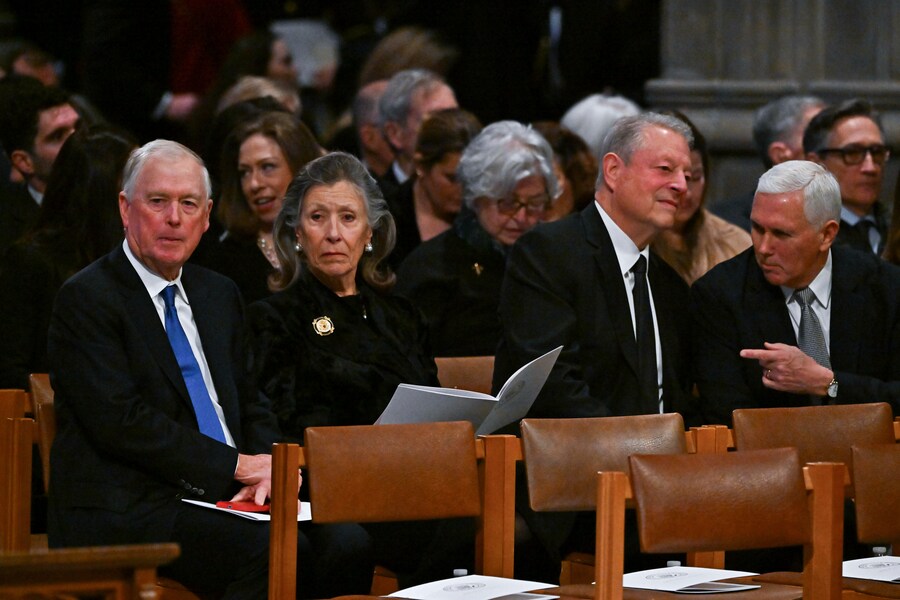 Former Vice President Dan Quayle, from left, his wife Marilyn Quayle, former Vice President Al Gore and former Vice President Mike Pence are seated before the casket of former President Jimmy Carter arrives for a state funeral at the National Cathedral, Thursday, Jan. 9, 2025, in Washington. (Ricky Carioti/The Washington Post via AP, Pool) (Associated Press/LaPresse)