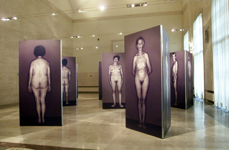 Una sala del Museo Preistorico Etnografico " Luigi Pigorini " di Roma allestita con grandi pannelli che riproducono fotografie di Oliviero Toscani in occasione della mostra " Osteoporosi: un' indagine fotografica di Oliviero Toscani " , organizzata in collaborazione con l'International Osteroporosis Foundation (IOF) e con la Deutsches Gruenes Kreuz fur Gesundheit, 19 ottobre 2001. DANILO SCHIAVELLA / ANSA / PAL (ANSA)