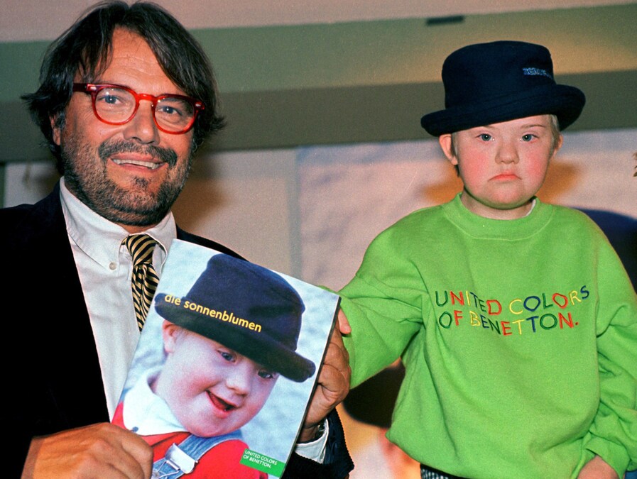 Germania 11 settembre 1998, nella foto Il fotografo pubblicitario e direttore artistico della casa di moda italiana "Benetton", Oliviero Toscani, con la piccola Ildegarda, la modella di copertina del catalogo, l'11 settembre 1998 a Ruhpolding, nell'Alta Baviera. Lì ha fotografato la collezione per la stagione autunno/inverno 1998/99 presso il centro di educazione speciale di St.Valentin, utilizzando i bambini disabili come modelli (Foto IPP)