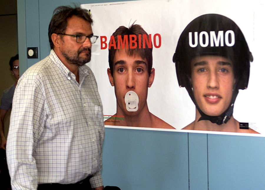 Oliviero Toscani ripreso accanto ad un poster realizzato per la nuova campagna sulla sicurezza stradale e sull'uso del casco realizzata per la Regione Emilia-Romagna e presentata a Bologna nel corso di una conferenza stampa, 13 settembre 1999. GIORGIO BENVENUTI/ANSA/TO (ANSA)