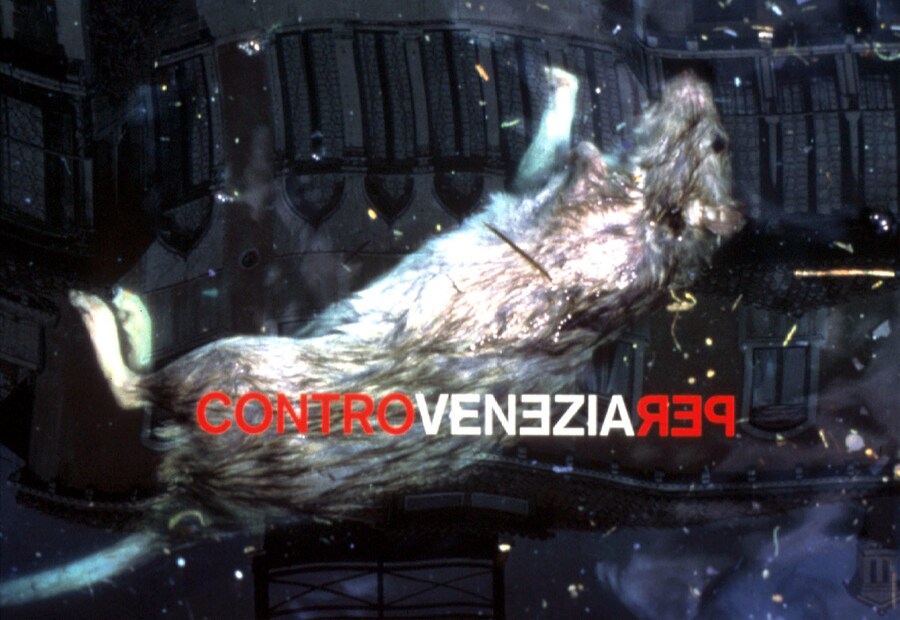 Una delle immagini realizzate da Oliviero Toscani durante la preparazione del numero monografico della rivista " Colors " dedicato a Venezia, 19 luglio 1999. ANDREA MEROLA/ANSA/TO (ANSA)