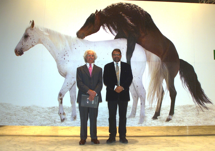 Luciano Benetton (S) e il fotografo Oliviero Toscani posano davanti a un' immagine pubblicitaria dello stesso Toscani durante la presentazione alla stampa della mostra " Oliviero Toscani al muro - L' arte visiva della comunicazione pubblicitaria United Colors of Benetton " , inaugurata al Museo delle Arti e tradizioni popolari, a Roma 29 settembre 1999. DANILO SCHIAVELLA / ANSA / PAL (ANSA)