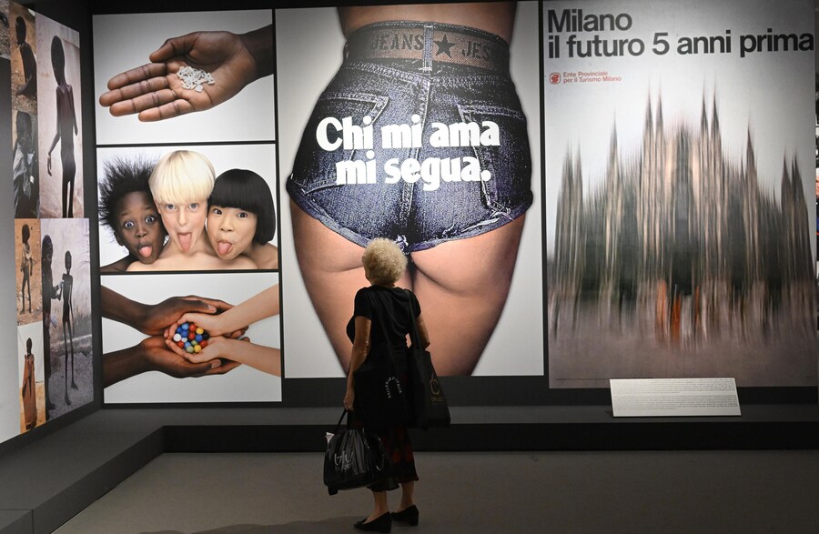 Persone visitano la mostra a Milano “Oliviero Toscani. Professione fotografo” esposta a Palazzo Reale, Milano, 23 giugno 2022. ANSA/DANIEL DAL ZENNARO (ANSA)