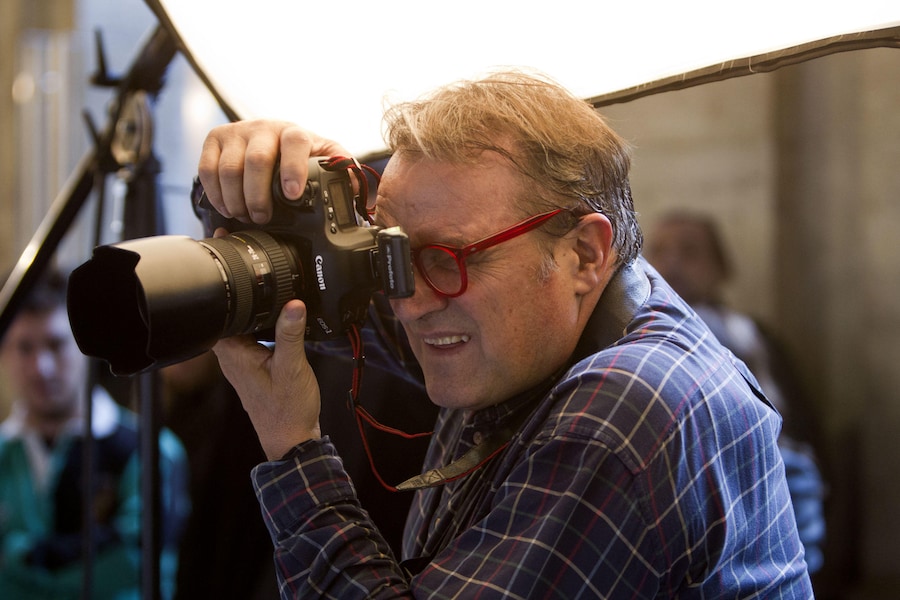 Oliviero Toscani con la macchina fotografica in Galleria Alberto Sordi, Roma, 28 novembre 2011. Il fotografo ha allestito una sorta di studio temporaneo per raccogliere fondi a favore dei Radicali. ANSA / MASSIMO PERCOSSI (ANSA)