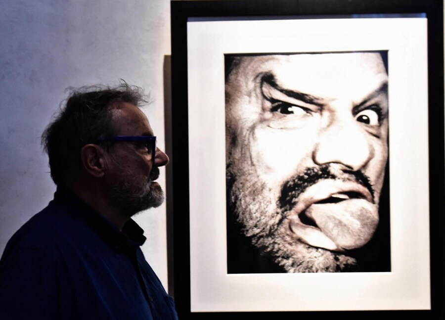Il fotografo Oliviero Toscani davanti all'autoritratto donato alla Galleria degli Uffizi. Firenze, 7 settembre 2016. ANSA/ MAURIZIO DEGL'INNOCENTII (ANSA)