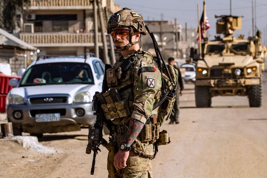 Soldati statunitensi pattugliano la città di Qamishli, nel nord-est della Siria, nella provincia di Hasakeh, controllata in gran parte dalle Forze democratiche siriane (SDF) guidate dai curdi. (AFP)
