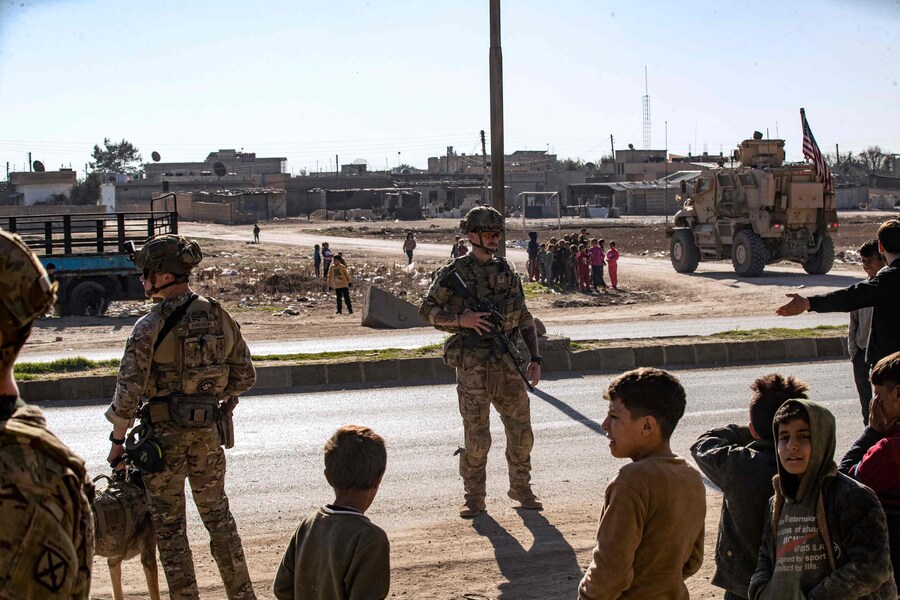 Soldati statunitensi pattugliano la città di Qamishli, nel nord-est della Siria, nella provincia di Hasakeh, controllata in gran parte dalle Forze democratiche siriane (SDF) guidate dai curdi. (AFP)