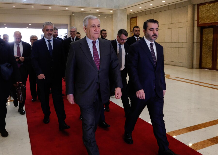 Il Ministro degli Esteri italiano Antonio Tajani incontra il Ministro degli Esteri siriano Asaad al-Shibani in occasione della sua visita a Damasco, Siria, 10 gennaio 2025. (ANSA)