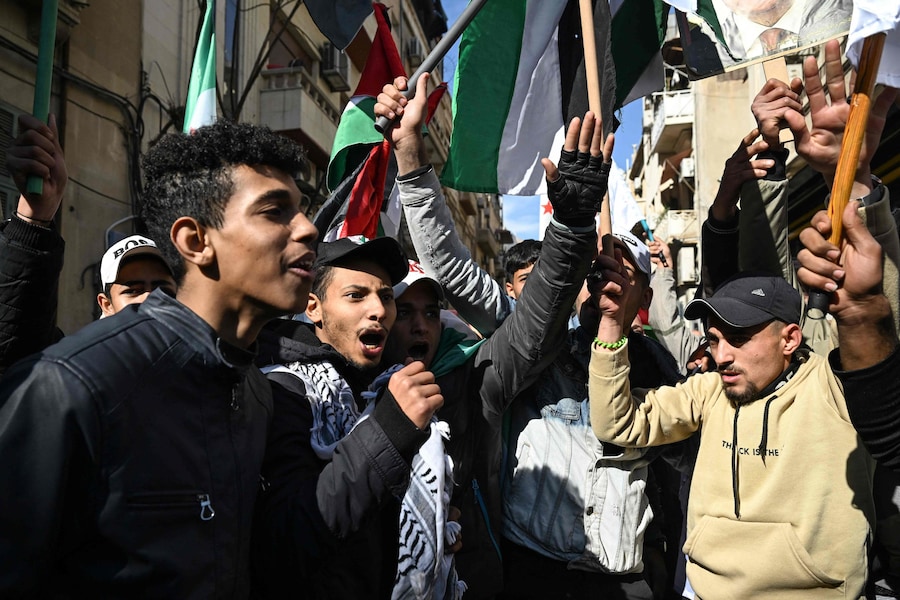 Manifestazioni in piazza a Damasco per mostrare il proprio sostegno all’Autorità Nazionale Palestinese davanti all’ambasciata palestinese a Damasco. (AFP)