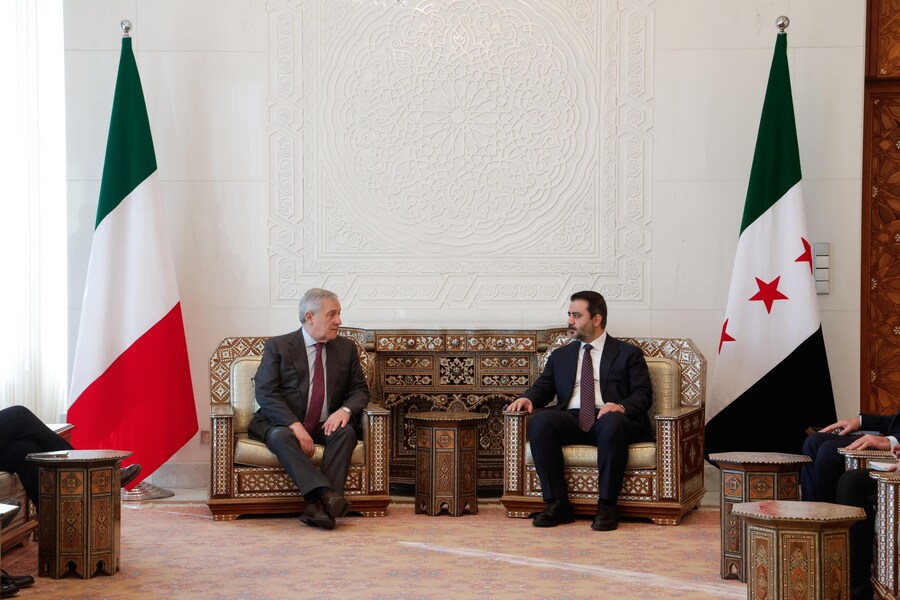 Il Ministro degli Esteri italiano Antonio Tajani incontra il Ministro degli Esteri siriano Asaad al-Shibani in occasione della sua visita a Damasco, Siria, 10 gennaio 2025. (ANSA)