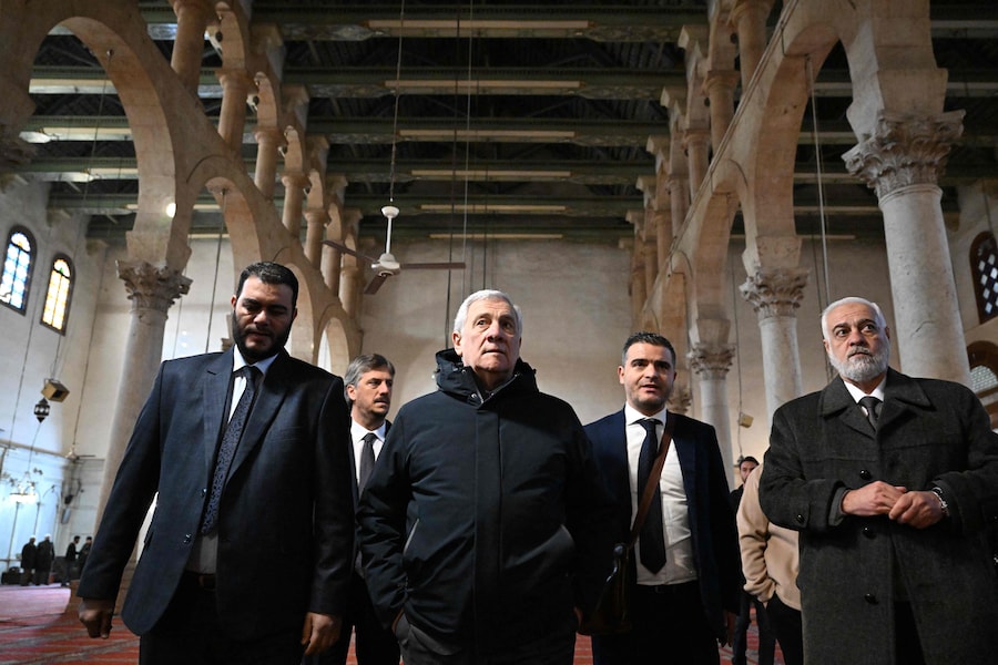 Il ministro degli Esteri italiano Antonio Tajani visita la moschea degli Omayyadi dell’VIII secolo nella città vecchia di Damasco il 10 gennaio 2025. Diversi alti diplomatici occidentali hanno visitato la capitale siriana da quando le forze guidate dagli islamisti hanno rovesciato il governatore di lunga data Bashar al-Assad il mese scorso. (AFP)