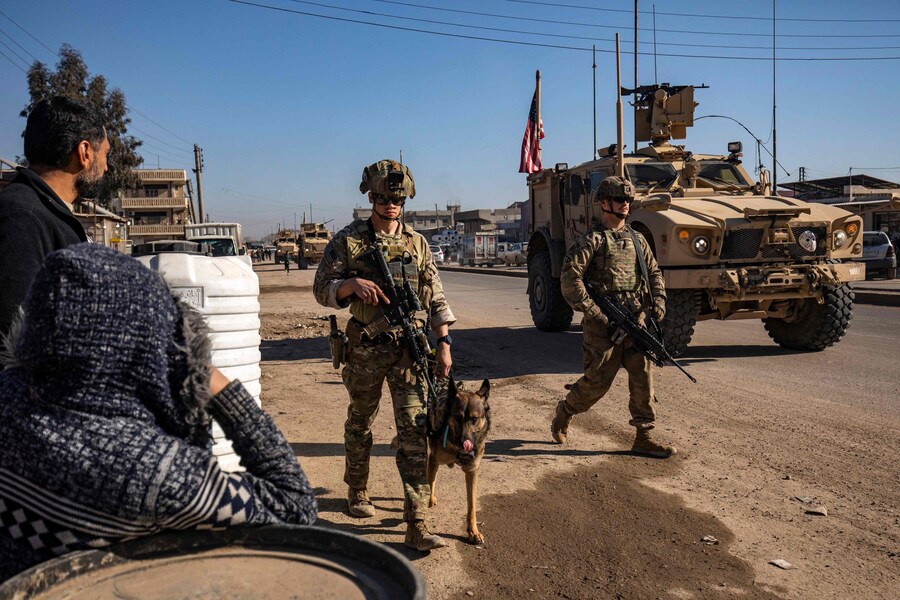 Soldati statunitensi pattugliano la città di Qamishli, nel nord-est della Siria, nella provincia di Hasakeh, controllata in gran parte dalle Forze democratiche siriane (SDF) guidate dai curdi. (AFP)
