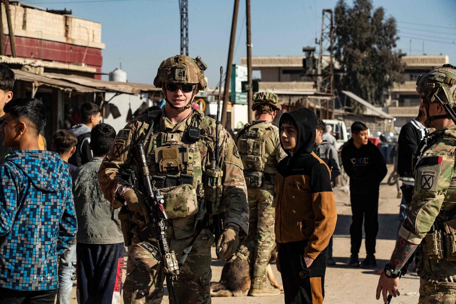 Soldati americani pattugliano la città di Qamishli, nel nord-est della Siria, nella provincia di Hasakeh, controllata principalmente dalle Forze democratiche siriane (SDF) guidate dai curdi. (AFP)