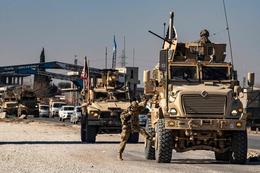 Le forze statunitensi pattugliano la città siriana di Qamishli, nella provincia di Hasakeh, controllata principalmente dalle Forze democratiche siriane (SDF) guidate dai curdi. (AFP)