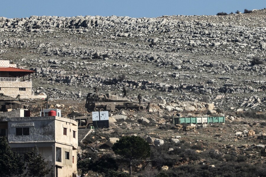 Soldati israeliani accanto ai loro carri armati nella zona cuscinetto al confine tra Israele e Siria, vicino al villaggio druso di Majdal Shams, nelle Alture del Golan. (EPA/ATEF SAFADI)
