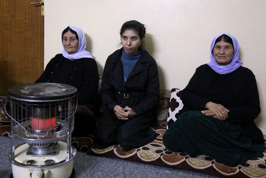Silvana Khider, 27 anni, sopravvissuta agli yazidi, siede tra i membri della famiglia a casa della sorella nella regione di Sharya. (Safin HAMID / AFP)