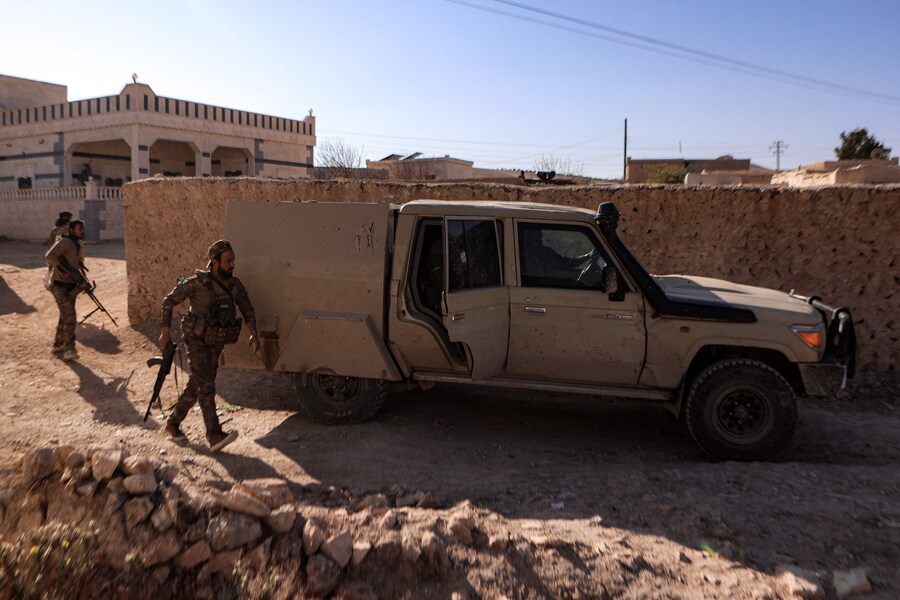 Combattenti della fazione dell’Esercito nazionale siriano sostenuta dalla Turchia viaggiano a bordo di un pick-up “tecnico” in una postazione vicino alla diga di Tishrin. (AAREF WATAD / AFP)