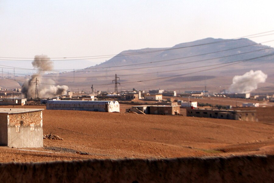 Pennacchi di fumo si sprigionano dai bombardamenti in corso tra la fazione dell’Esercito nazionale siriano sostenuta dalla Turchia e le Forze democratiche siriane (SDF) a guida curda in una posizione vicino alla diga di Tishrin. (AAREF WATAD / AFP)