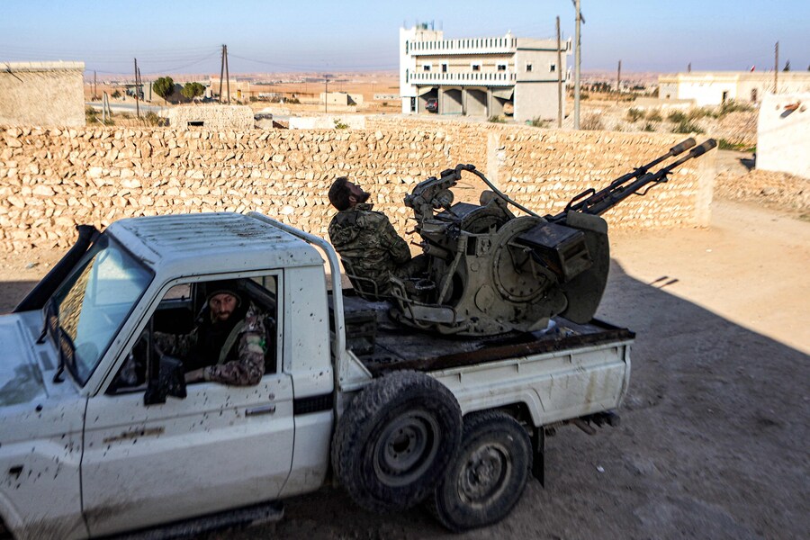 Un combattente della fazione dell’Esercito nazionale siriano, sostenuta dalla Turchia, presidia una torretta in un pick-up “tecnico” in una postazione vicino alla diga di Tishrin. (AAREF WATAD / AFP)
