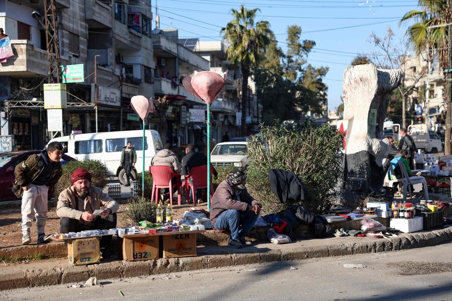 Venditori ambulanti espongono oggetti in vendita a Homs. (OMAR HAJ KADOUR / AFP)