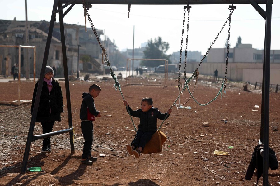 Un bambino sale su un’altalena a Homs, nella Siria centro-occidentale. (OMAR HAJ KADOUR / AFP)
