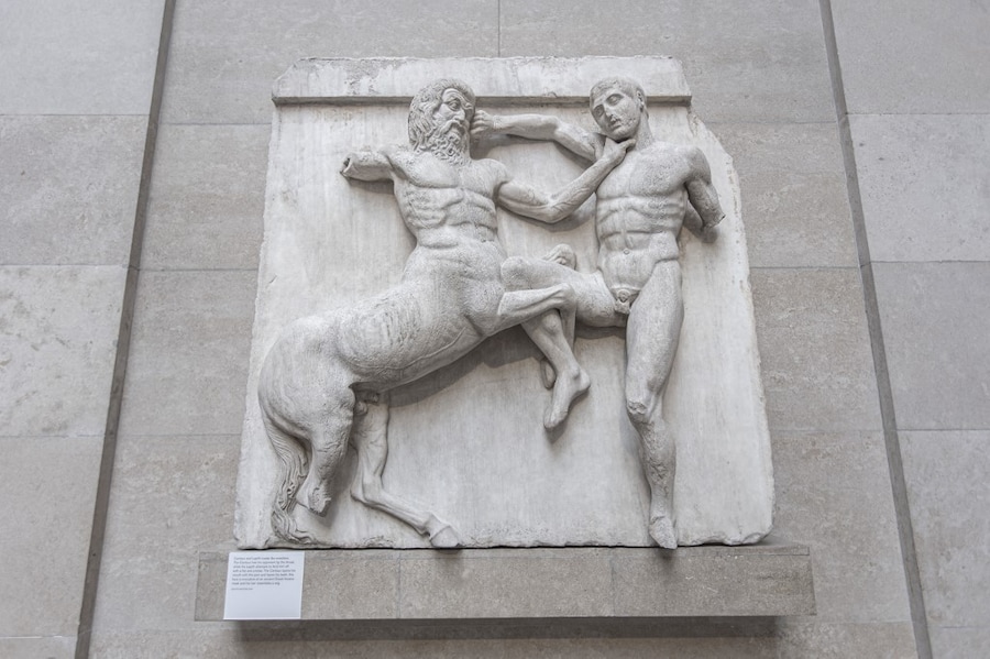 I visitatori ammirano i marmi del Partenone all’interno delle Gallerie del Partenone nel British Museum. Nel gennaio 2023, secondo i media greci e britannici, sono in corso da più di un anno colloqui segreti tra il British Museum e il governo greco sulla restituzione dei marmi del Partenone. I marmi sono anche conosciuti come marmi di Elgin, con le sculture che sono artefatti del fregio e del frontone orientale del Partenone dell’acropoli di Atene. I marmi sono esposti al British Museum con centinaia di persone in visita ogni giorno. Il governo greco è in disputa con quello britannico e con il museo, chiedendo la restituzione dei marmi. Londra, Regno Unito, Regno Unito nell’agosto 2022 (Foto di Nicolas Economou/NurPhoto) (Foto di Nicolas Economou / NurPhoto / NurPhoto via AFP) (NurPhoto via AFP)