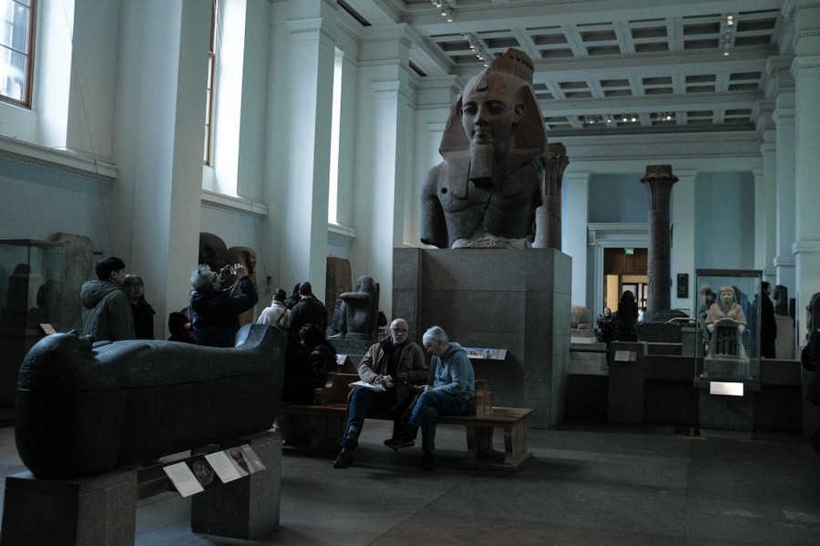 I visitatori riposano su una panchina sotto la statua monumentale di Ramses II al British Museum di Londra, Gran Bretagna, il 10 dicembre 2024. (Foto di Dimitris Kapantais / SOOC / SOOC via AFP) (SOOC via AFP)