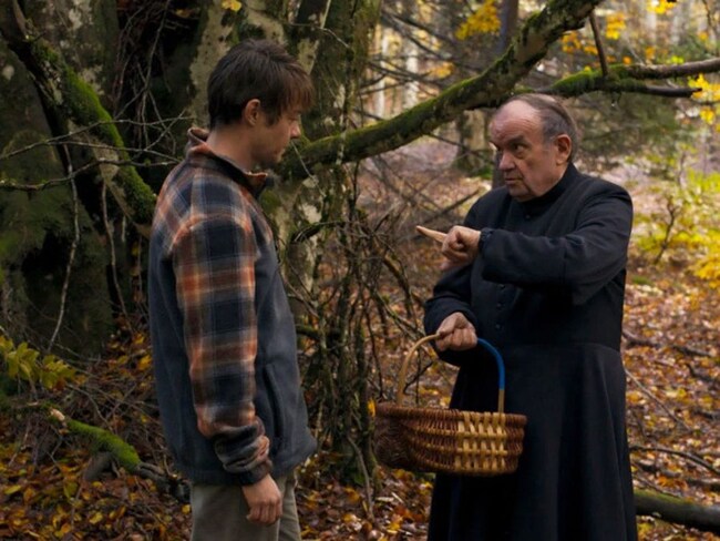 “L’uomo nel bosco”, una curiosa commedia nera dai toni surreali