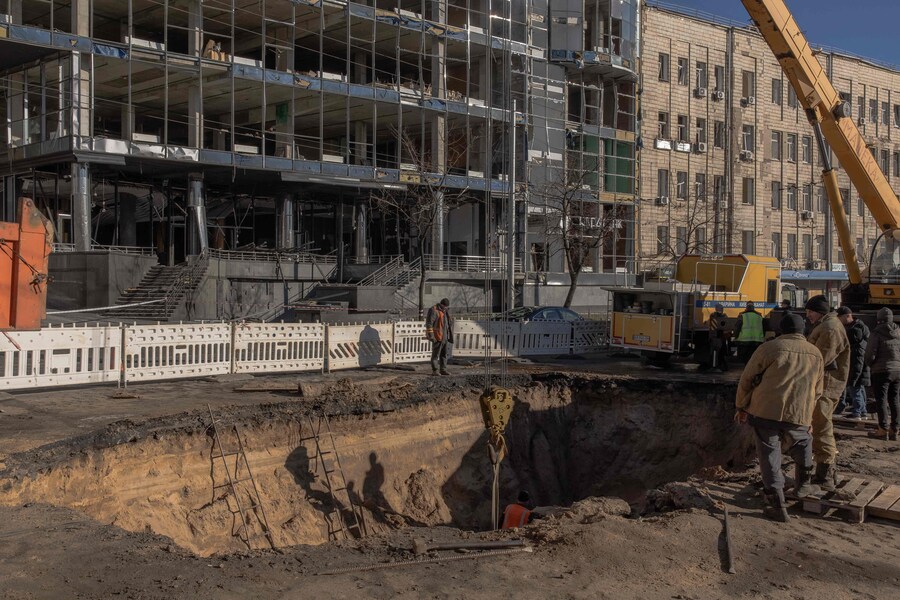 Edifici danneggiati nel sito di un recente attacco missilistico russo a Kiev. (Photo by Roman PILIPEY / AFP) (AFP)