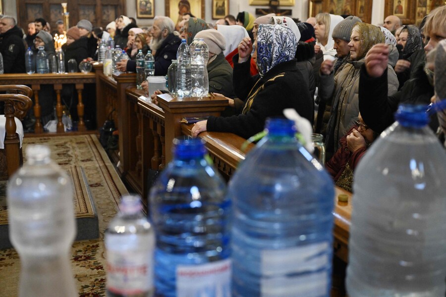 I credenti partecipano alla celebrazione dell’Epifania nel monastero di Sviatogirsk nella città di Svyatogirsk, nella regione di Donetsk. (Photo by Genya SAVILOV / AFP) (AFP)