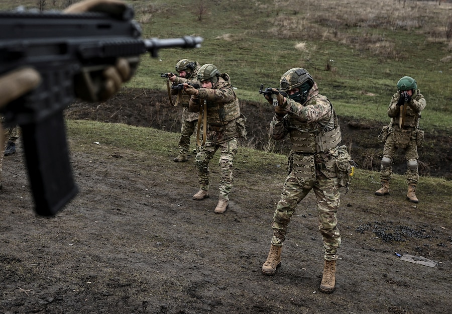 I militari che in precedenza avevano disertato le loro unità e ora sono tornati volontariamente nell’esercito, secondo la nuova legge che garantisce loro l’amnistia in cambio del servizio militare, partecipano a un addestramento, durante l’attacco della Russia all’Ucraina, vicino alla città di Pokrovsk, nella regione di Donetsk, in Ucraina. REUTERS/Viacheslav Ratynskyi (REUTERS)