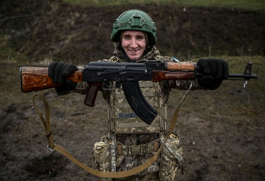Un militare che in precedenza aveva disertato la sua unità e ora è tornato volontariamente nell’esercito, secondo la nuova legge che concede loro l’amnistia in cambio del servizio militare, partecipa a un addestramento, durante l’attacco della Russia all’Ucraina, vicino alla città di Pokrovsk, nella regione di Donetsk, in Ucraina. REUTERS/Viacheslav Ratynskyi (REUTERS)