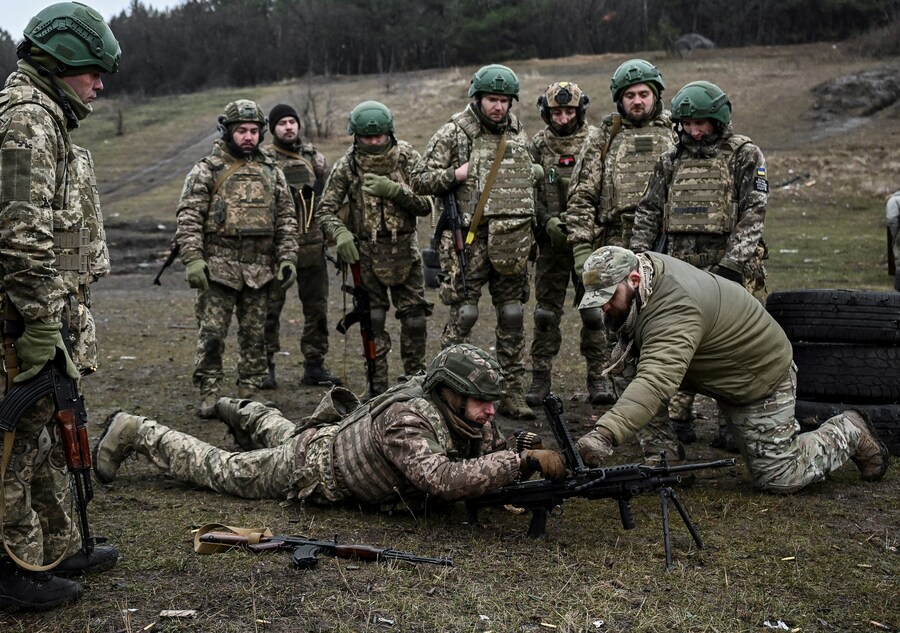 I militari che in precedenza avevano disertato le loro unità e ora sono tornati volontariamente nell’esercito, secondo la nuova legge che garantisce loro l’amnistia in cambio del servizio militare, partecipano a un addestramento, durante l’attacco della Russia all’Ucraina, vicino alla città di Pokrovsk, nella regione di Donetsk, in Ucraina. REUTERS/Viacheslav Ratynskyi (REUTERS)
