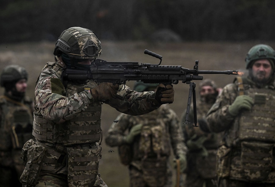 I militari che in precedenza avevano disertato le loro unità e ora sono tornati volontariamente nell’esercito, secondo la nuova legge che garantisce loro l’amnistia in cambio del servizio militare, partecipano a un addestramento, durante l’attacco della Russia all’Ucraina, vicino alla città di Pokrovsk, nella regione di Donetsk, in Ucraina. REUTERS/Viacheslav Ratynskyi (REUTERS)