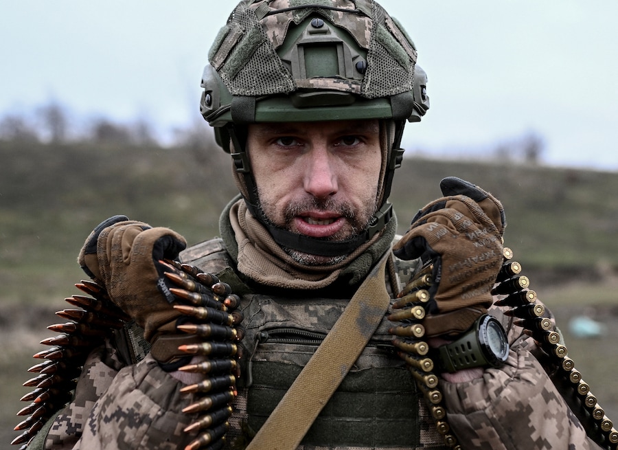 Un militare che in precedenza aveva disertato la sua unità e ora è tornato volontariamente nell’esercito, secondo la nuova legge che concede loro l’amnistia in cambio del servizio militare, partecipa a un addestramento, durante l’attacco della Russia all’Ucraina, vicino alla città di Pokrovsk, nella regione di Donetsk, in Ucraina. REUTERS/Viacheslav Ratynskyi (REUTERS)