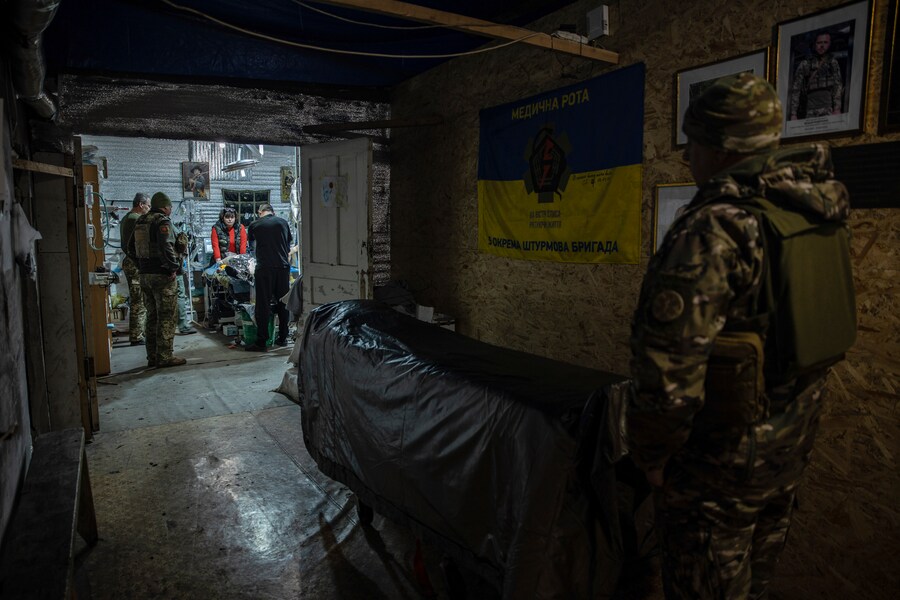 Un militare ucraino attende la fine di un intervento chirurgico per portare via il commilitone ferito in un punto di stabilizzazione medica nella regione di Donetsk, Ucraina. (AP Photo/Roman Chop) (Associated Press/LaPresse)