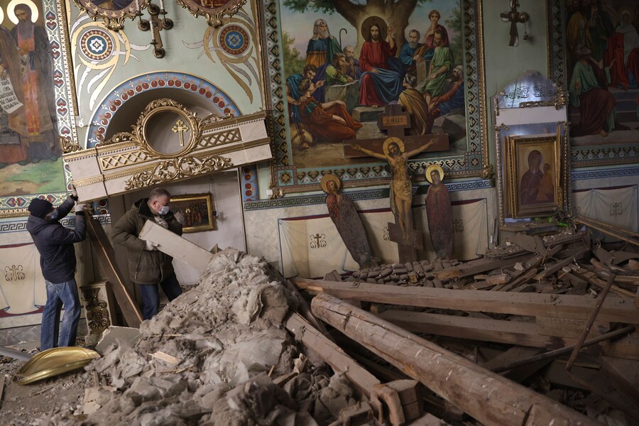 Le persone sgomberano le macerie all’interno della cattedrale di Sant’Andrea, danneggiata da un attacco russo su Zaporizhia, Ucraina. (AP Photo/Kateryna Klochko) (Associated Press/LaPresse)