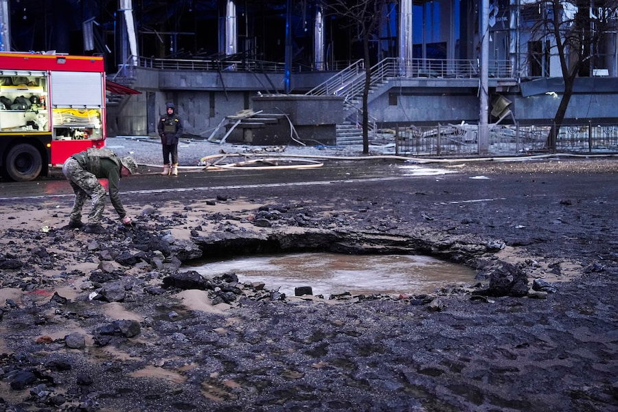 Un militare ucraino raccoglie prove dopo un attacco missilistico russo a Kiev, Ucraina. (AP Photo/Efrem Lukatsky) (Associated Press/LaPresse)