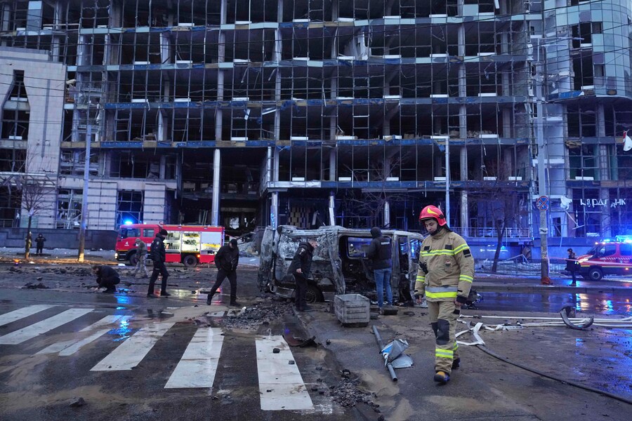 I primi soccorritori lavorano sulla scena dopo un attacco missilistico russo a Kiev. (AP Photo/Efrem Lukatsky) (Associated Press/LaPresse)