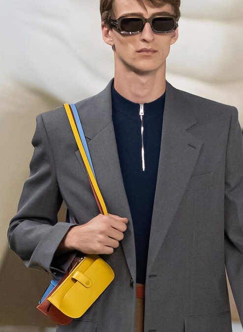Tod’s. Rettangolari e orizzontali, in acetato, gli occhiali si ripongono in una busta in pelle colorata con tracolla