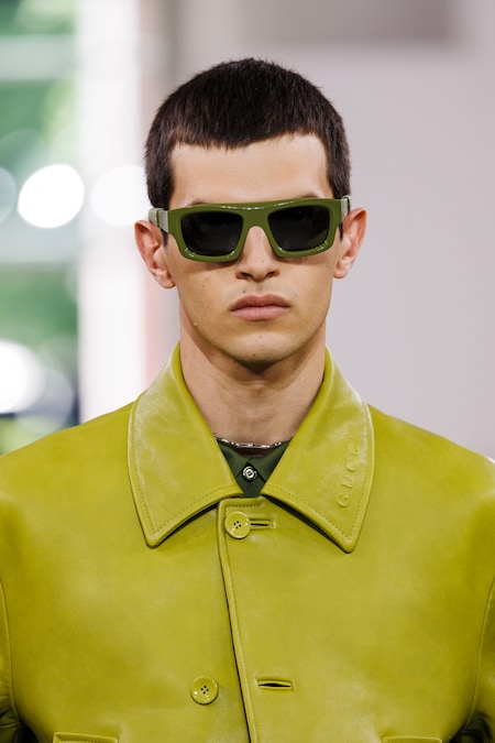 Gucci. Occhiali squadrati in acetato, in gradazione di colore con il cappotto in pelle opaca